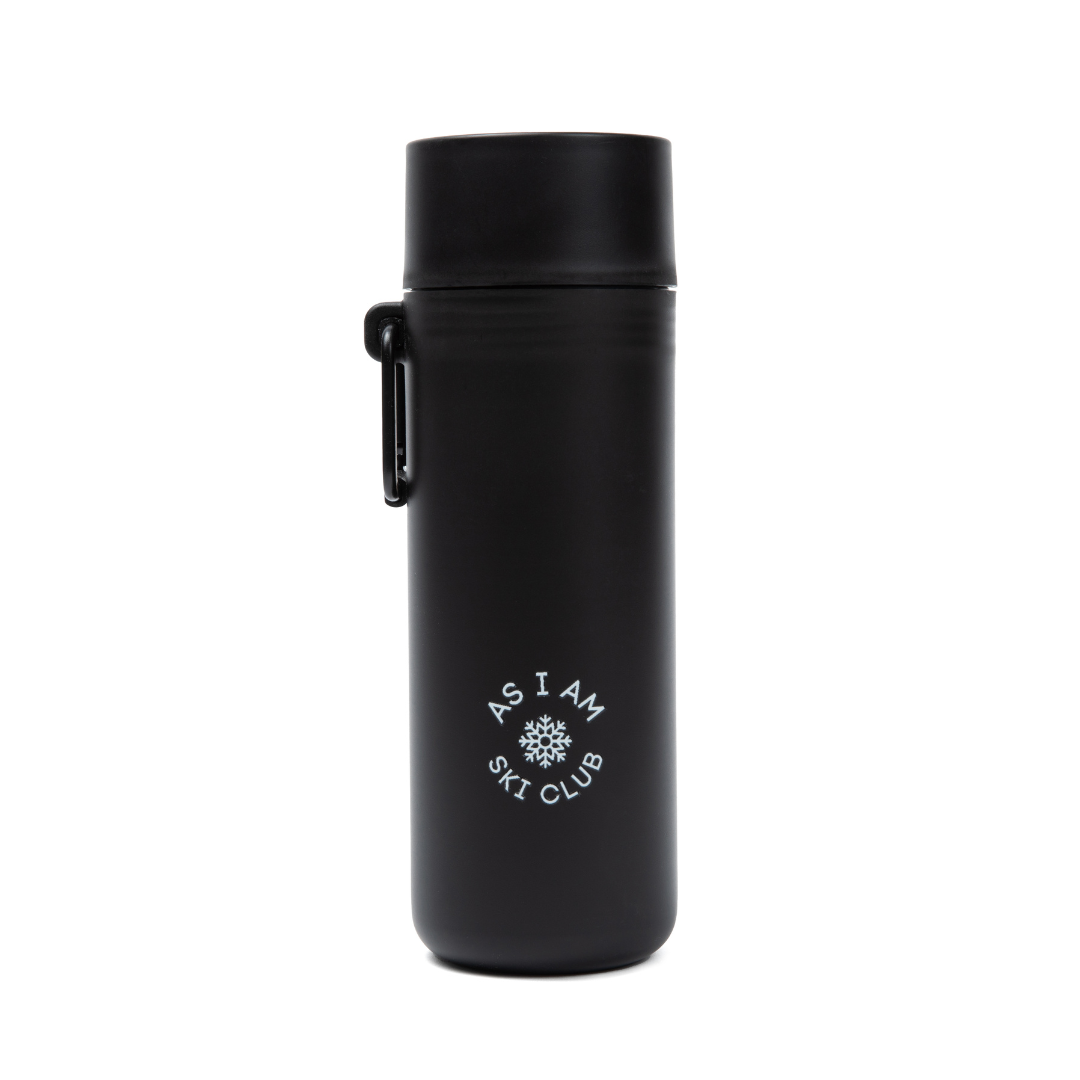 Bouteille d'eau noire réutilisable avec double ouverture et poignée à clip, portant le texte "AS I AM SKI CLUB" sur le devant.