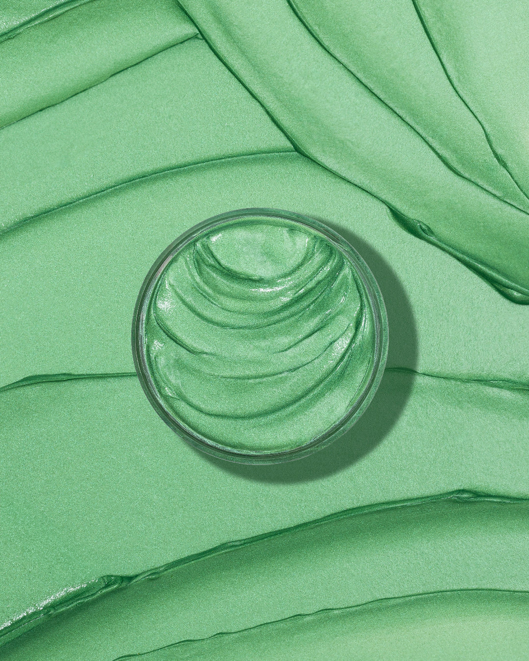 As I Am x Showy Curl Color in Jade Green - un gel de coloration temporaire richement pigmenté à la texture crémeuse, conçu pour définir les boucles avec une couleur verte audacieuse et une brillance durable, sans les abîmer.