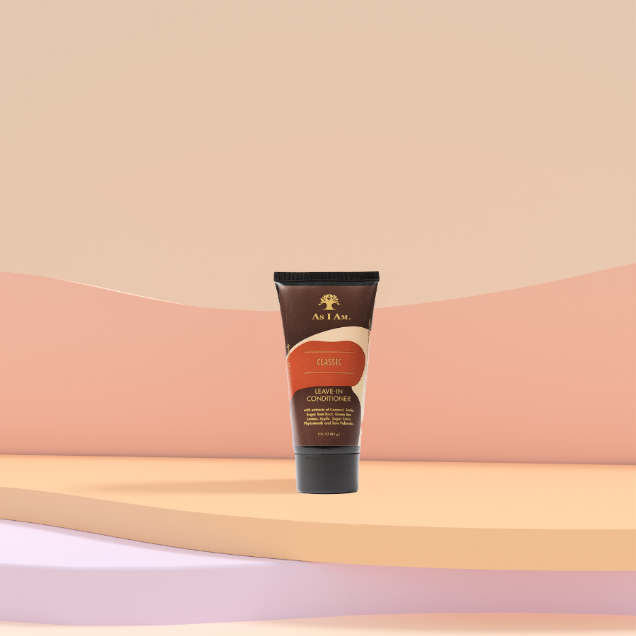 Un tube d'après-shampoing sans rinçage placé sur un fond dégradé, avec l'étiquette du produit visible.