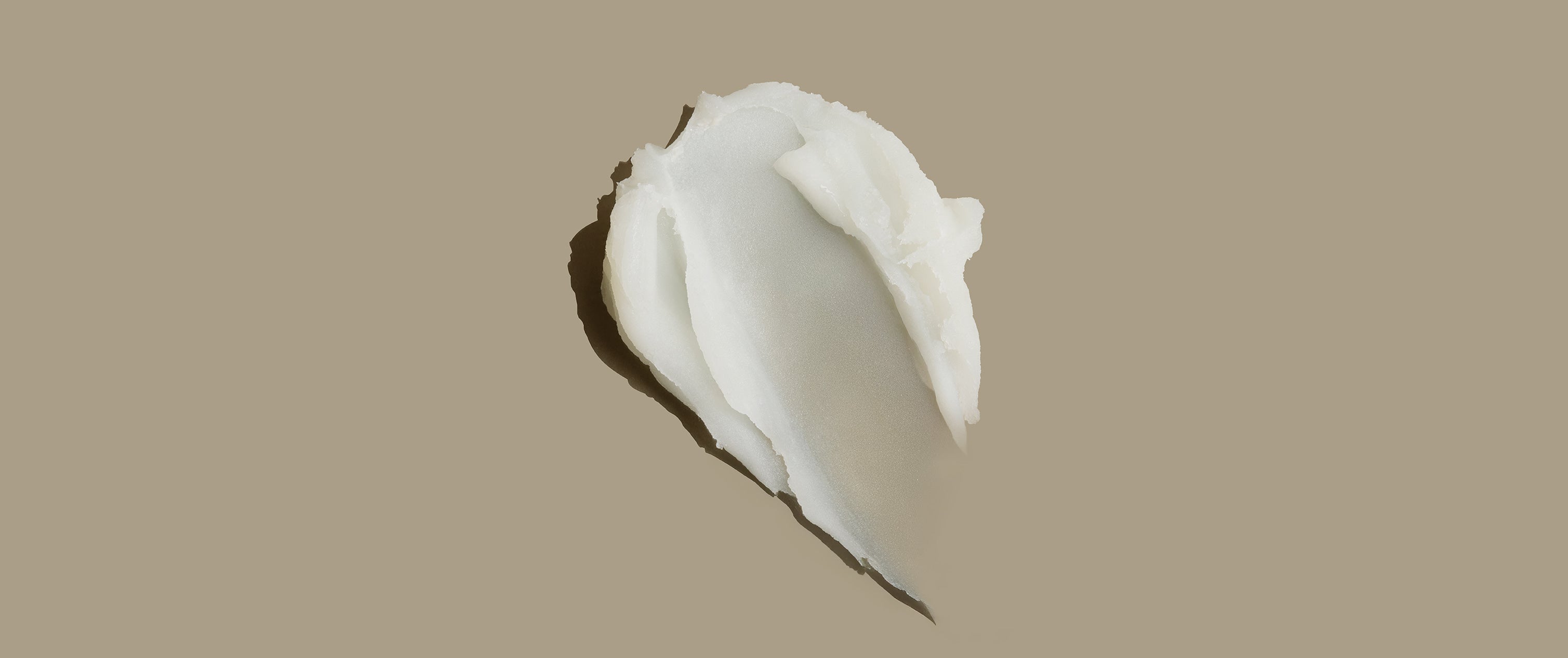 Gros plan sur la texture du stick de cire au romarin AS I AM, montrant un baume lisse et crémeux au fini semi-mat, conçu pour un coiffage élégant et un contrôle des frisottis.