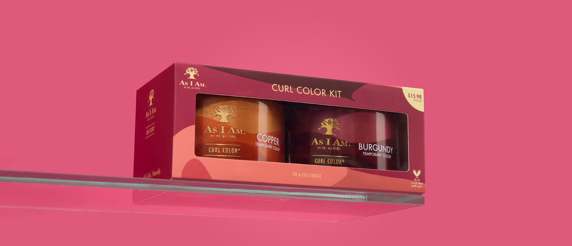 As I Am x Showy Curl Color Kit - kit comprenant des gels de coloration temporaire audacieux conçus pour rehausser les boucles avec un pigment riche et de la brillance, présenté en vue de paysage avec un emballage co-brandé.