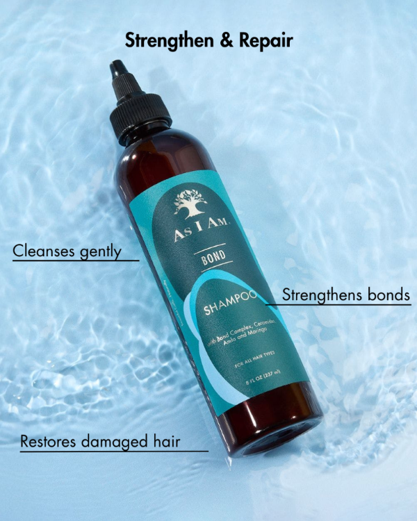 Bouteille de shampoing avec étiquette bleue sur fond bleu texturé