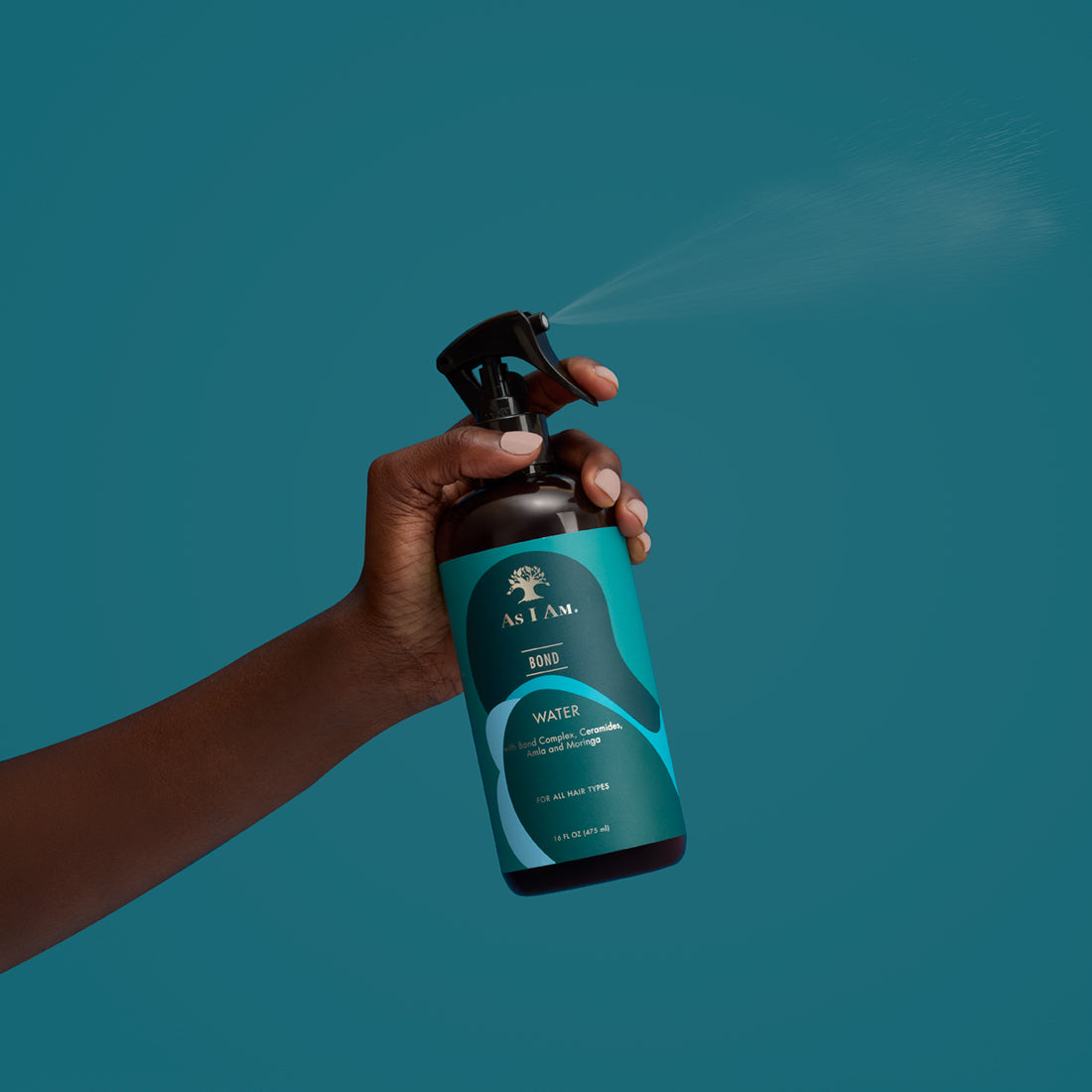 Bond Water by As I Am - Un traitement capillaire léger qui renforce et hydrate. Formulée pour améliorer l'élasticité des cheveux, réduire les cassures et améliorer la rétention de l'humidité, cette brume revitalisante est parfaite pour tous les types de cheveux, offrant des cheveux lisses et d'apparence saine.
