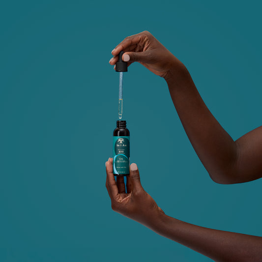 Bond Oil par As I Am - Une huile capillaire nourrissante qui ajoute de la brillance et retient l'humidité. Conçue pour réparer et renforcer les cheveux, cette formule légère aide à réduire les frisottis et à lisser la cuticule du cheveu, laissant vos cheveux doux, brillants et d'apparence plus saine.