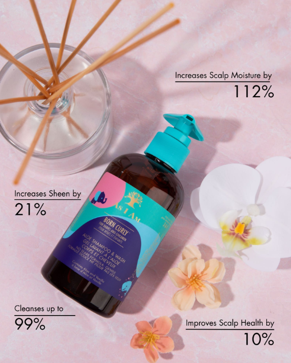 Flacon de produit capillaire avec éléments décoratifs sur fond rose