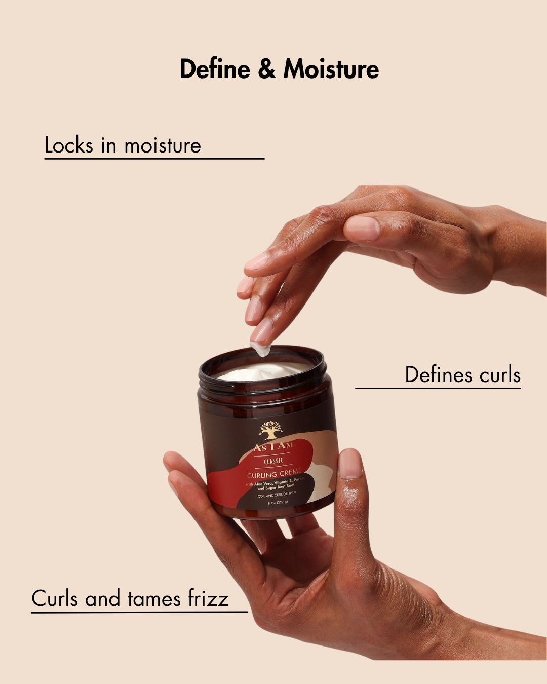 Pot de produit capillaire avec une main le tenant, étiqueté "Define & Moisture" sur un fond beige.