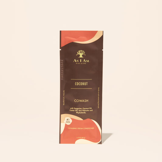 AS I AM Coconut CoWash en sachet de 1 oz, avec une texture crémeuse et onctueuse, nettoie et soigne en douceur en une seule étape, éliminant les accumulations tout en hydratant et en démêlant les cheveux texturés avec un parfum rafraîchissant de noix de coco.