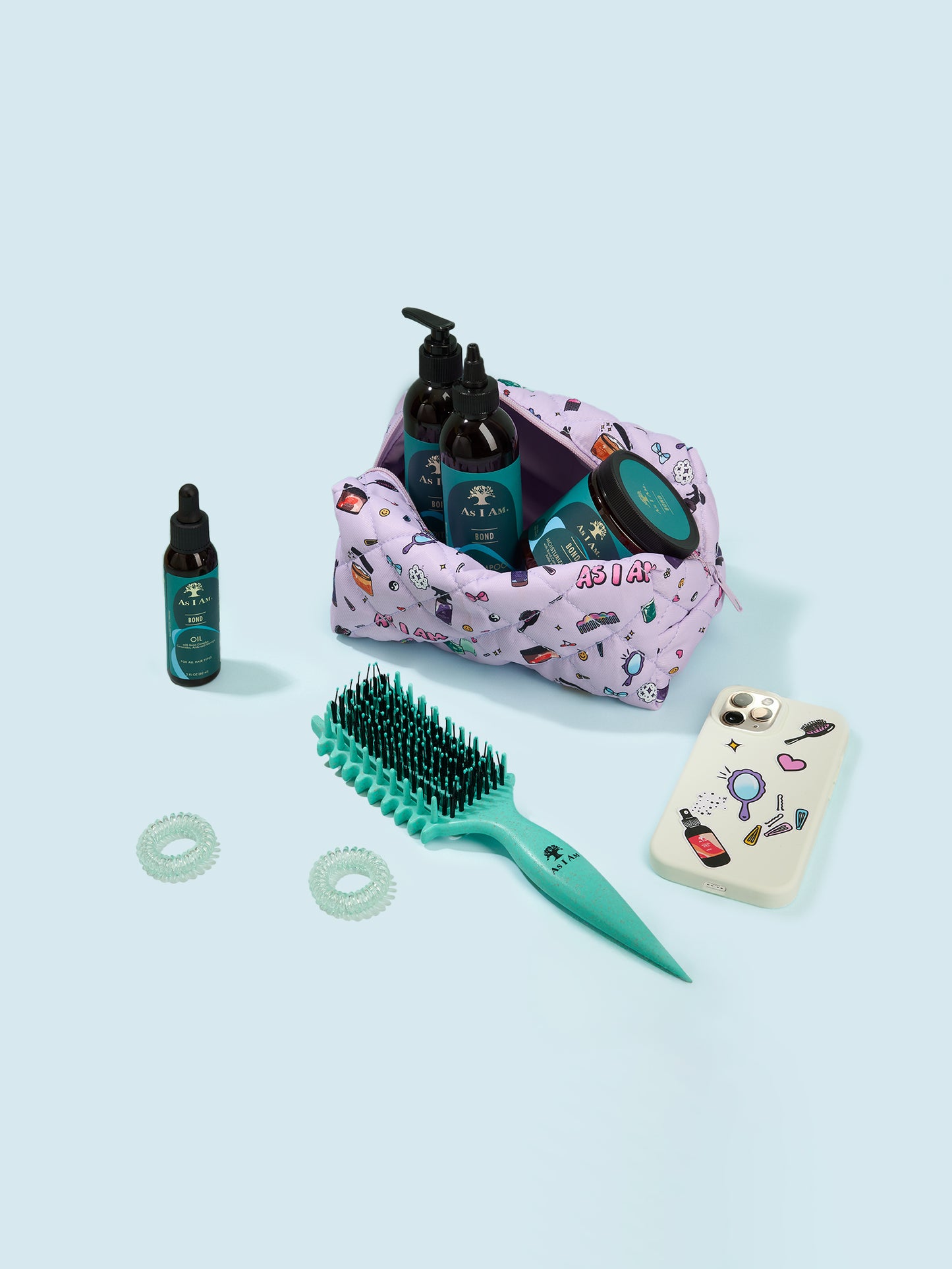 Sac à cosmétiques contenant des produits de soins capillaires et des outils sur fond bleu clair