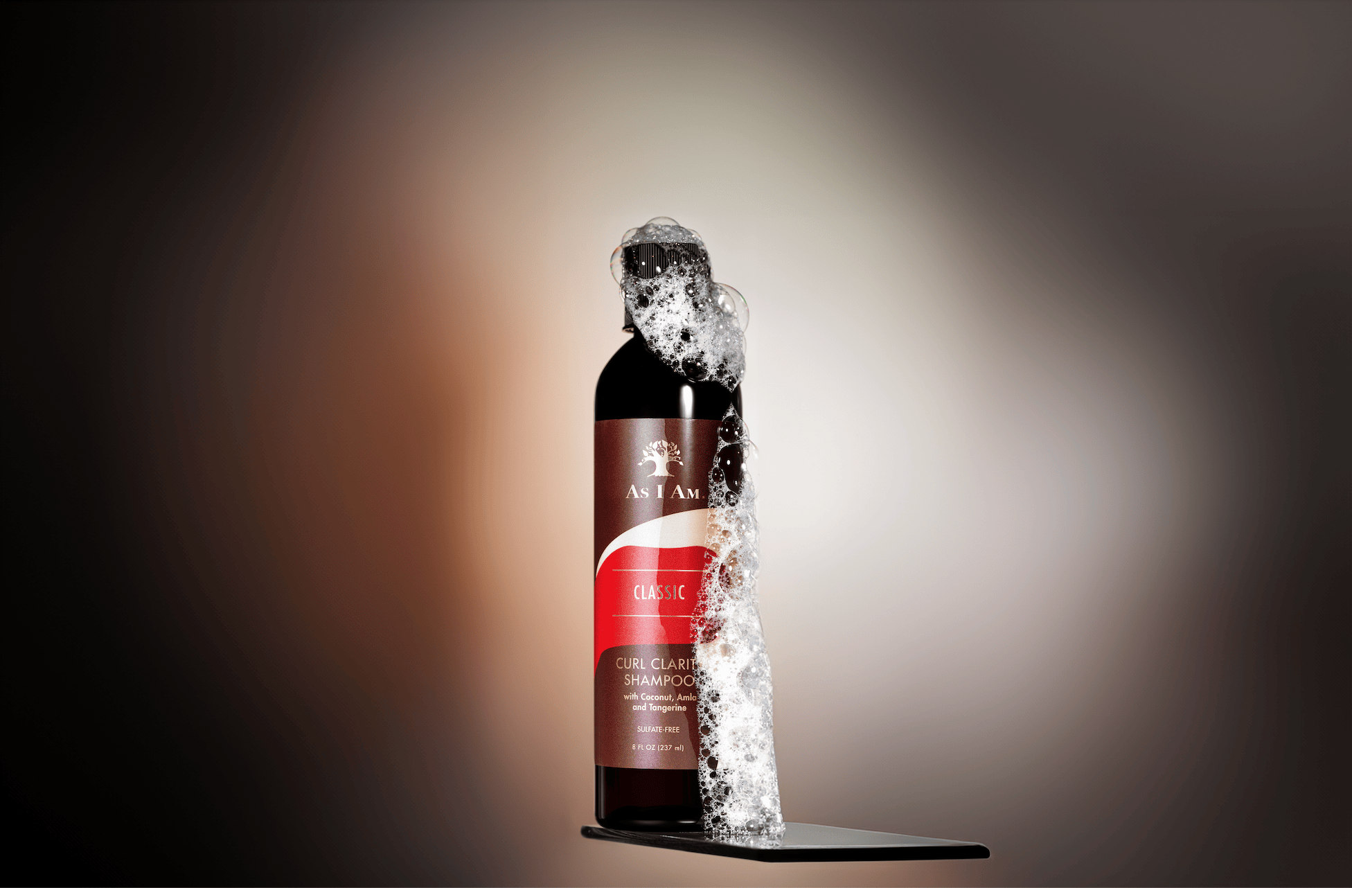 Le flacon de shampooing As I Am Curl Clarity - un nettoyant sans sulfate qui élimine en douceur l'accumulation de produits tout en maintenant l'hydratation des cheveux bouclés et frisés.