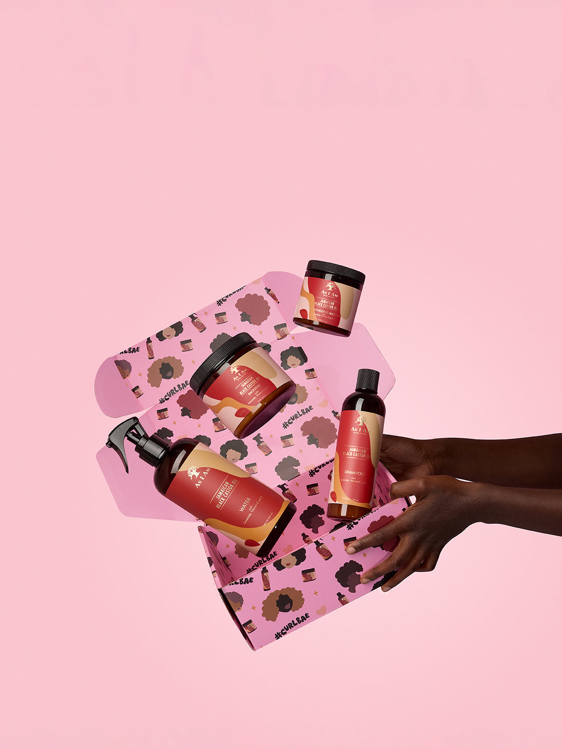 As I Am Curlbae Box avec des produits à base d'huile de ricin noire jamaïcaine - un ensemble de soins capillaires haut de gamme comprenant des traitements améliorant les boucles, infusés de JBCO pour la force, l'hydratation et une définition saine.
