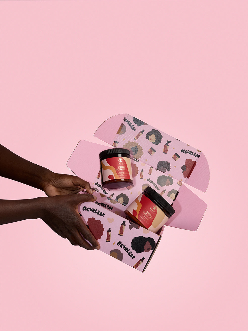 As I Am Curlbae Box avec des produits à base d'huile de ricin noire jamaïcaine - un ensemble de soins capillaires comprenant des formules nourrissantes conçues pour renforcer, hydrater et définir les boucles naturelles.
