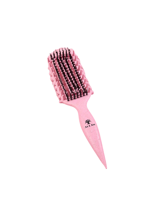 Brosse à cheveux rose avec poils noirs sur fond blanc