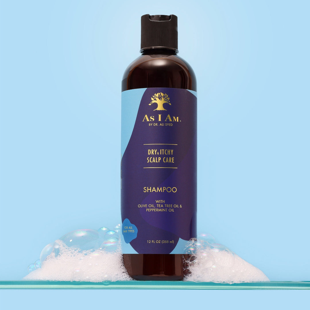As I Am Dry & Itchy Scalp Care Shampoo, un nettoyant antipelliculaire conçu pour apaiser le cuir chevelu sec et les démangeaisons tout en hydratant et en rafraîchissant les cheveux.