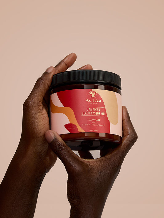 As I Am Jamaican Black Castor Oil Smoothie - portrait de la crème définissant les boucles tenue dans la main, présentant la formule riche et nourrissante conçue pour hydrater, lisser et rehausser les boucles naturelles grâce à la JBCO.