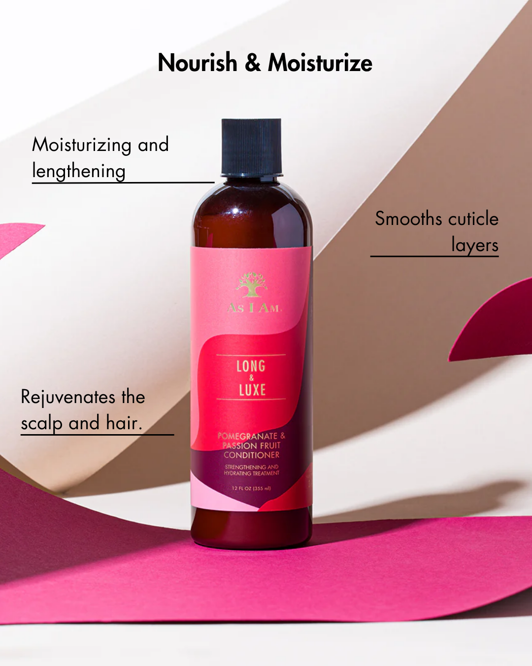 Bouteille d'après-shampoing avec étiquette rose sur fond géométrique