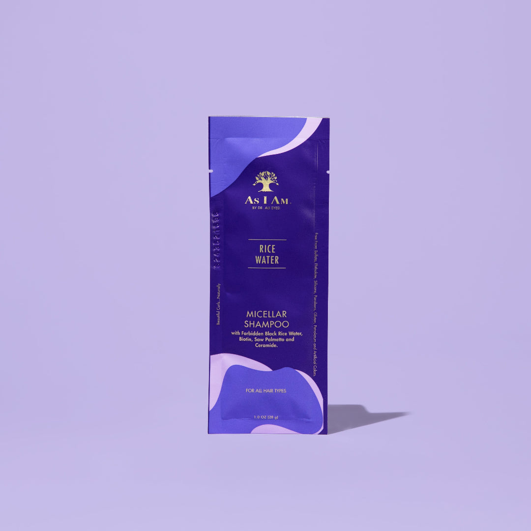 Le shampooing à l'eau de riz AS I AM, en sachet de 1 oz, présente une texture liquide soyeuse et nacrée. Il nettoie en douceur le cuir chevelu et les cheveux tout en favorisant la croissance des cheveux, en prévenant leur chute et en réduisant les cassures, pour des cheveux plus forts et plus sains.