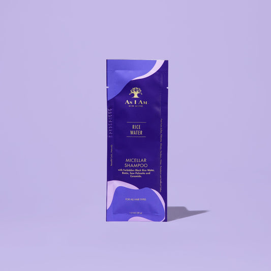 Le shampooing à l'eau de riz AS I AM, en sachet de 1 oz, présente une texture liquide soyeuse et nacrée. Il nettoie en douceur le cuir chevelu et les cheveux tout en favorisant la croissance des cheveux, en prévenant leur chute et en réduisant les cassures, pour des cheveux plus forts et plus sains.