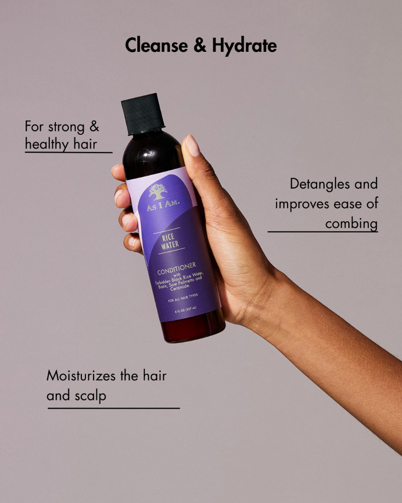 Main tenant une bouteille d'après-shampoing avec un texte sur les bienfaits des soins capillaires sur fond gris.