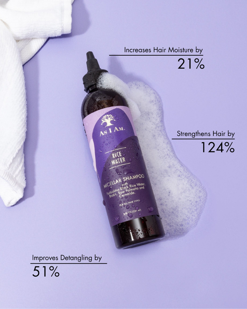 Bouteille de shampooing micellaire à l'eau de riz As I Am avec texte sur les avantages sur fond violet