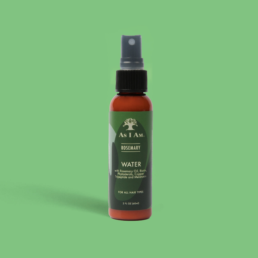 Un vaporisateur en plastique portant l'inscription « as i am ROSEMARY WATER » (eau de romarin) avec un motif vert et rouge sur fond vert.