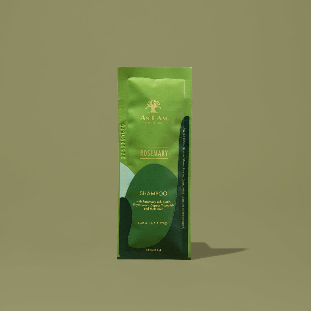Le shampooing AS I AM au romarin, en sachet de 1 oz, a une texture légère. Il est formulé pour revigorer le cuir chevelu, favoriser la croissance des cheveux et nettoyer en douceur tout en renforçant les cheveux et en prévenant les cassures.