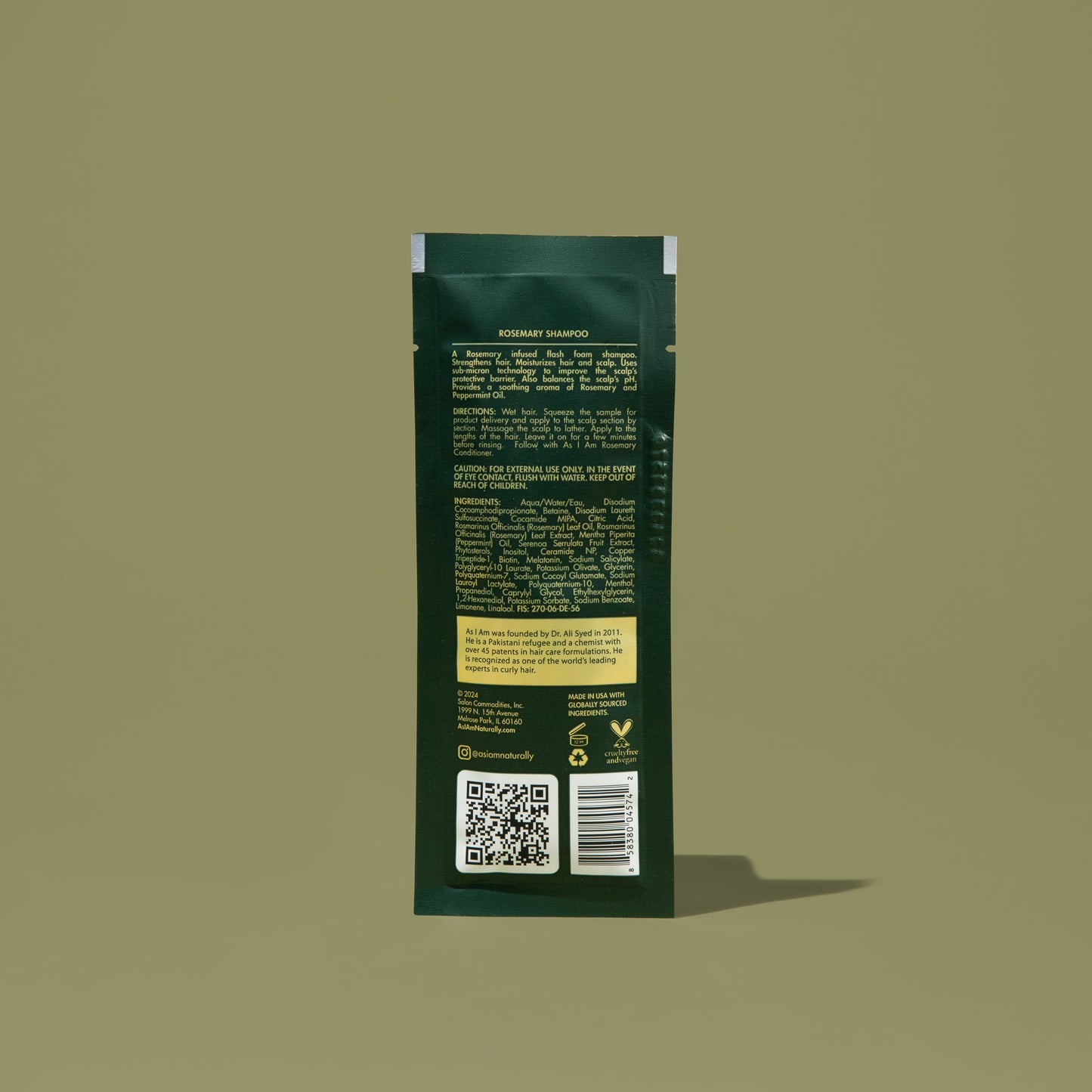 Le shampooing AS I AM au romarin, en sachet de 1 oz, a une texture légère. Il est formulé pour revigorer le cuir chevelu, favoriser la croissance des cheveux et nettoyer en douceur tout en renforçant les cheveux et en prévenant les cassures.