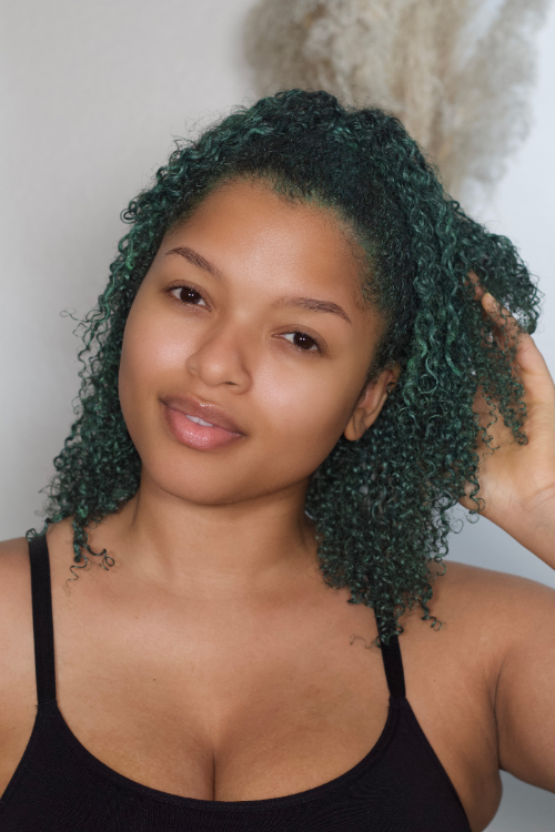 Curl Color in Jade Green de As I Am, une coloration temporaire vibrante avec une finition pailletée pour les cheveux bouclés et frisés.