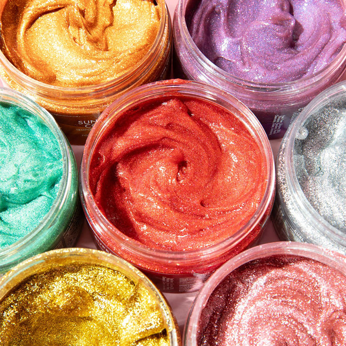 As I Am Curl Color Glitter Collection, qui propose des colorations temporaires vibrantes au fini chatoyant, conçues pour les boucles et les spires.