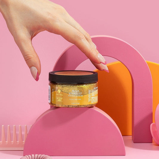 As I Am Curl Color Glitter Collection, qui propose des colorations temporaires vibrantes au fini chatoyant, conçues pour les boucles et les spires.