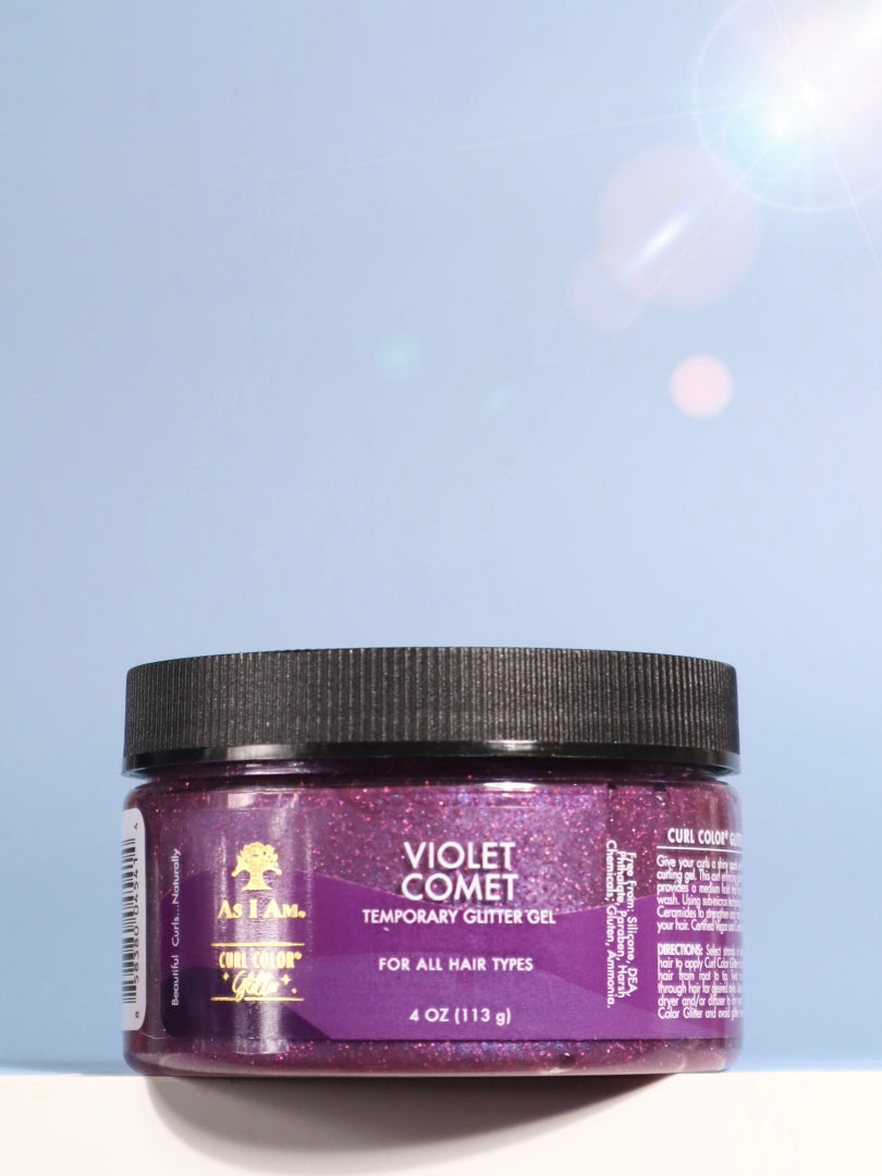 Curl Color en Glitter Violet Comet de As I Am, mettant en valeur la coloration temporaire chatoyante sur les boucles et les spires texturées.