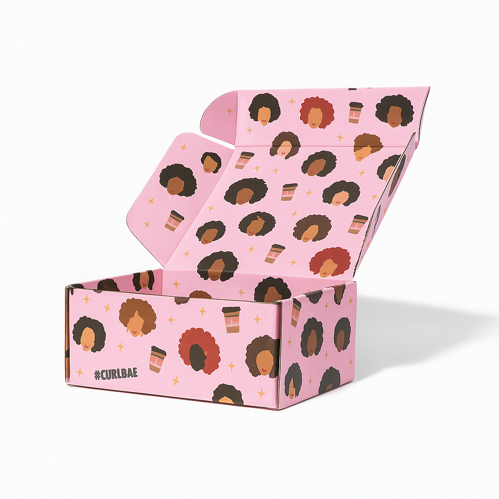 Curlbae Box - Un coffret de soins capillaires comprenant des produits nourrissants pour les cheveux bouclés et texturés, joliment emballés dans une boîte élégante de la marque.