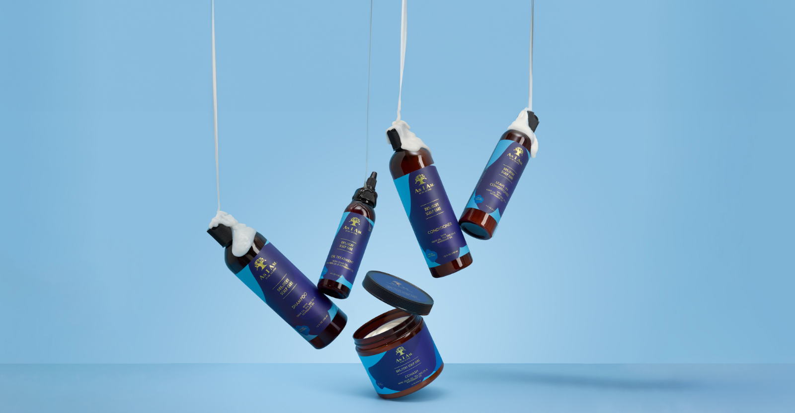 Ensemble de produits de soins de la peau avec emballage bleu, suspendus sur un fond bleu clair
