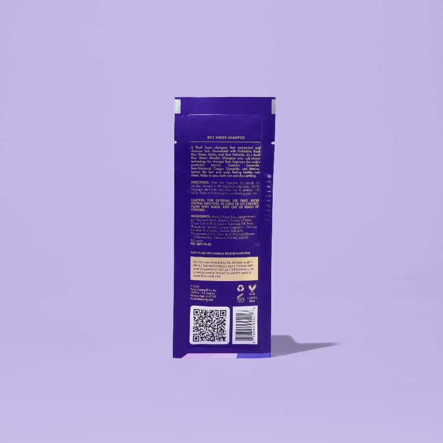 Le shampooing à l'eau de riz AS I AM, en sachet de 1 oz, présente une texture liquide soyeuse et nacrée. Il nettoie en douceur le cuir chevelu et les cheveux tout en favorisant la croissance des cheveux, en prévenant leur chute et en réduisant les cassures, pour des cheveux plus forts et plus sains.