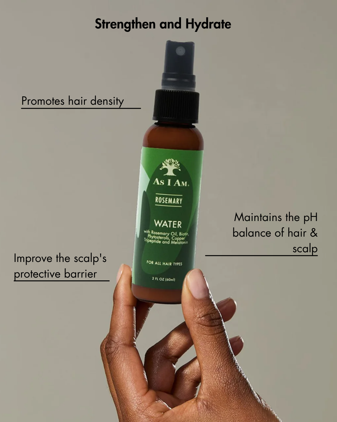 Main tenant une bouteille d'eau de romarin "As I Am" avec texte sur les bénéfices sur fond gris.