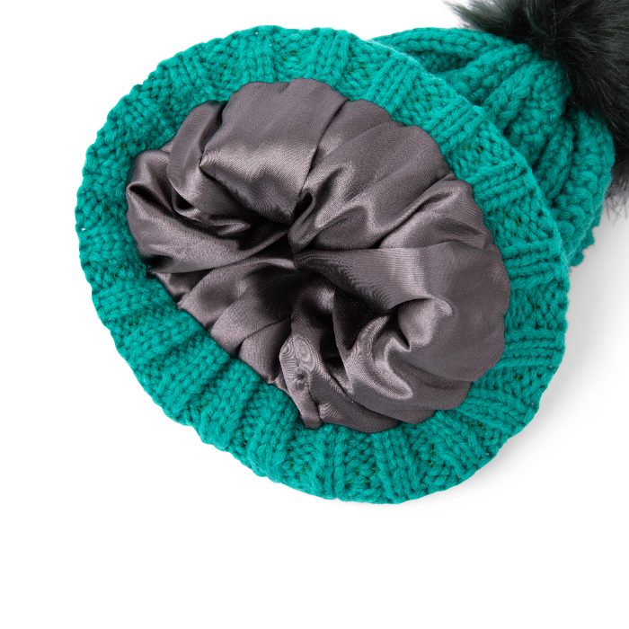 Bonnet Ski Club doublé de satin en vert, conçu pour la chaleur et la protection des cheveux avec une doublure en satin lisse