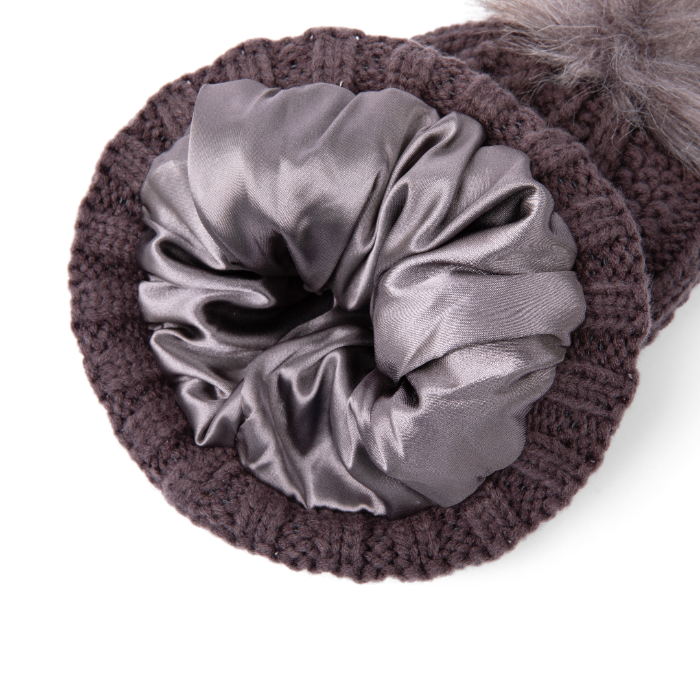 Bonnet Ski Club doublé de satin en gris, conçu pour la chaleur et la protection des cheveux avec une doublure en satin lisse