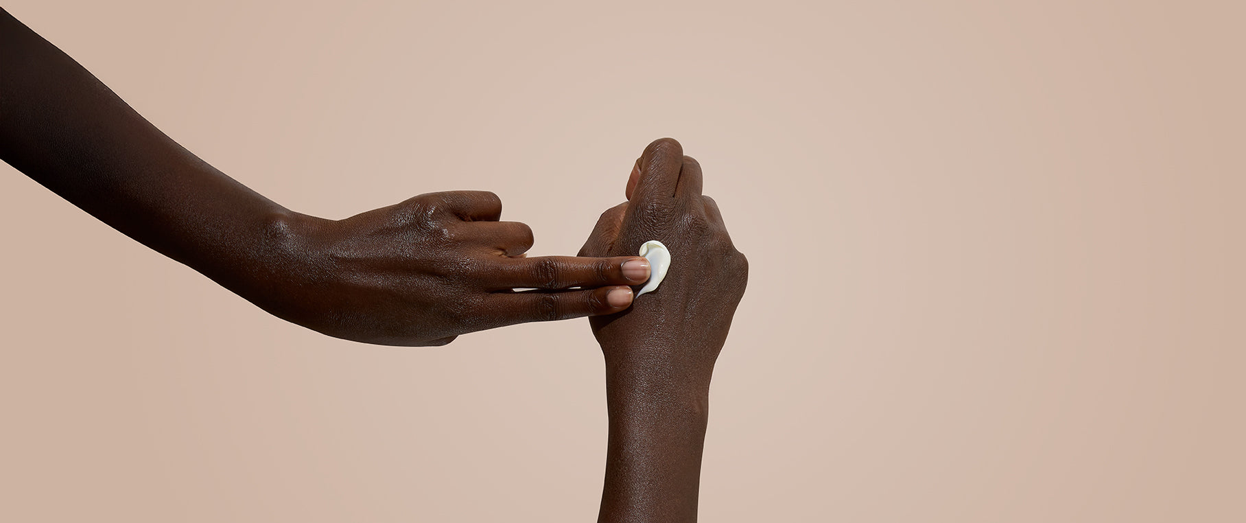 Deux mains tendues l'une vers l'autre sur un fond neutre