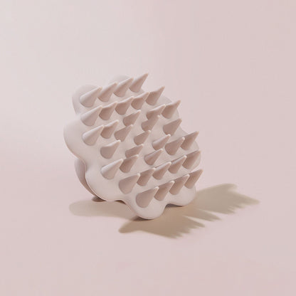 Brosse à cheveux beige sur fond beige uni