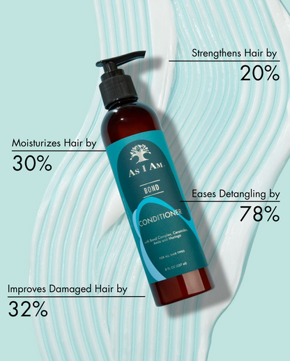 Flacon d'après-shampoing As I Am Bond avec un texte soulignant les avantages pour les cheveux sur un fond bleu clair