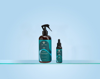 Deux flacons de produits capillaires AtoA sur fond bleu clair