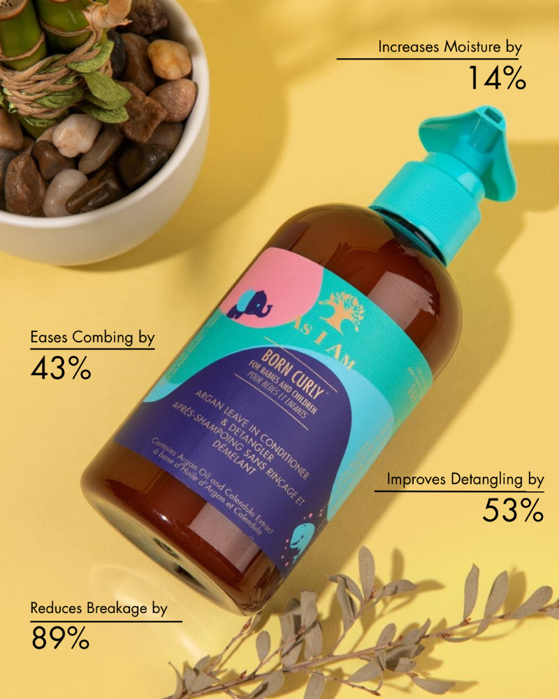 Bouteille de produit capillaire avec texte sur les bienfaits sur fond jaune