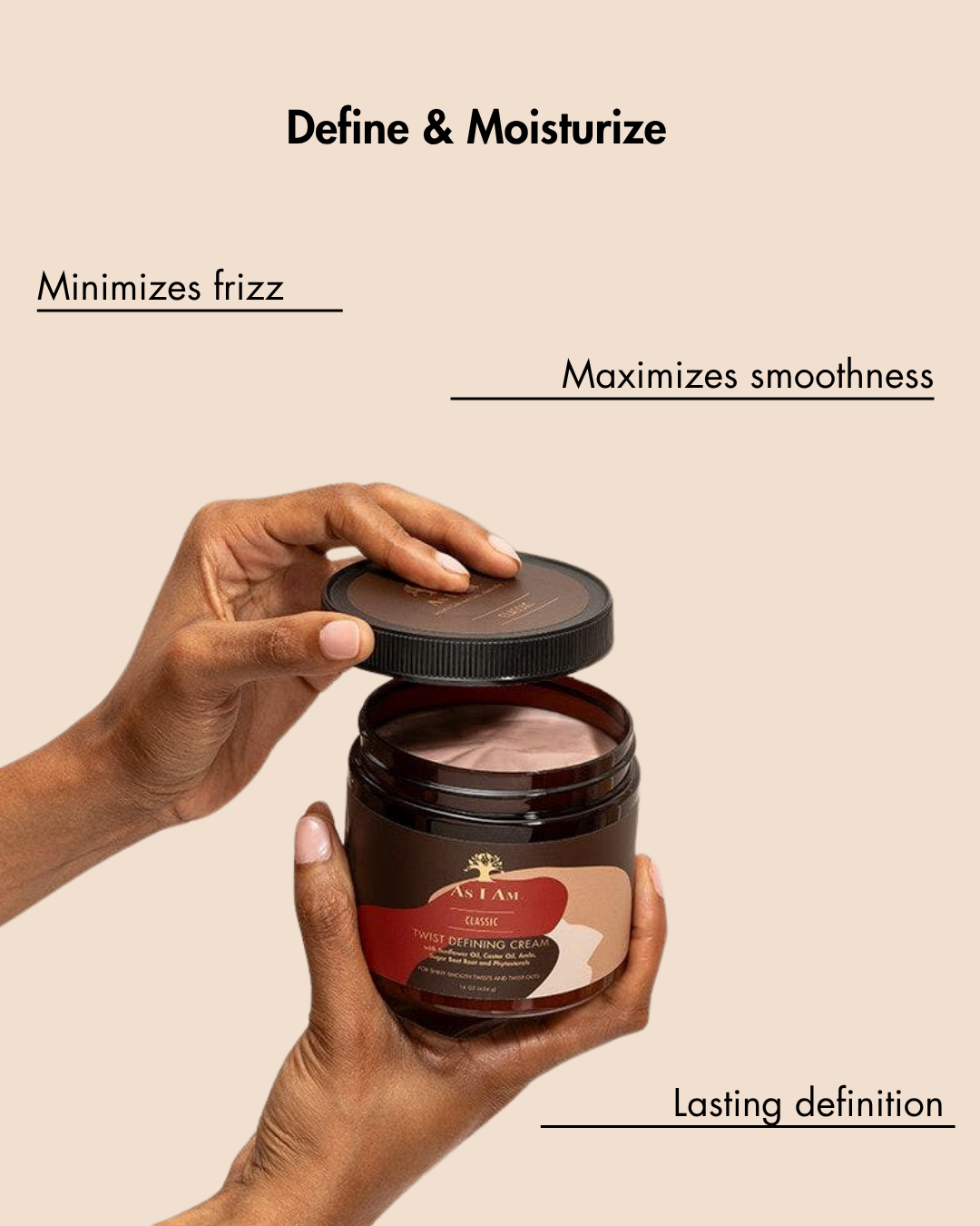Main tenant un pot ouvert de produit de soins capillaires avec un texte soulignant les avantages sur un fond beige