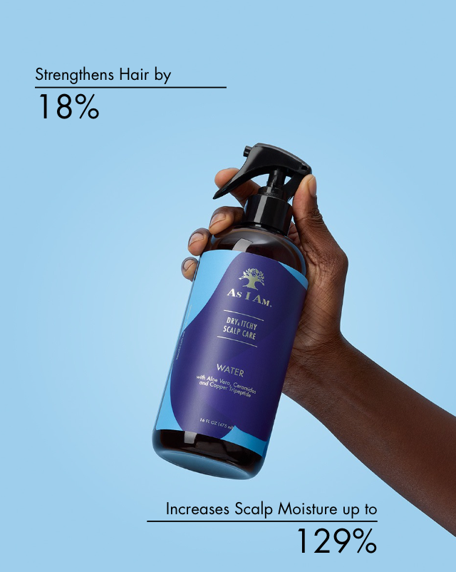 Main tenant une bouteille bleue avec un texte sur la force des cheveux et l'hydratation du cuir chevelu sur un fond bleu clair.