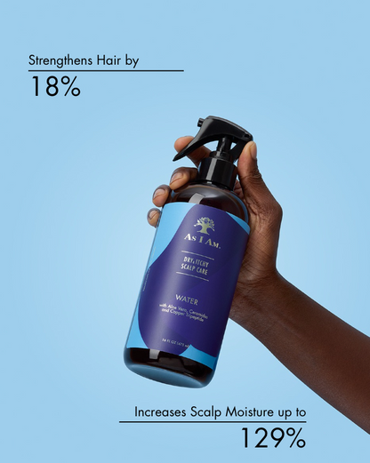 Main tenant une bouteille bleue avec un texte sur la force des cheveux et l'hydratation du cuir chevelu sur un fond bleu clair.