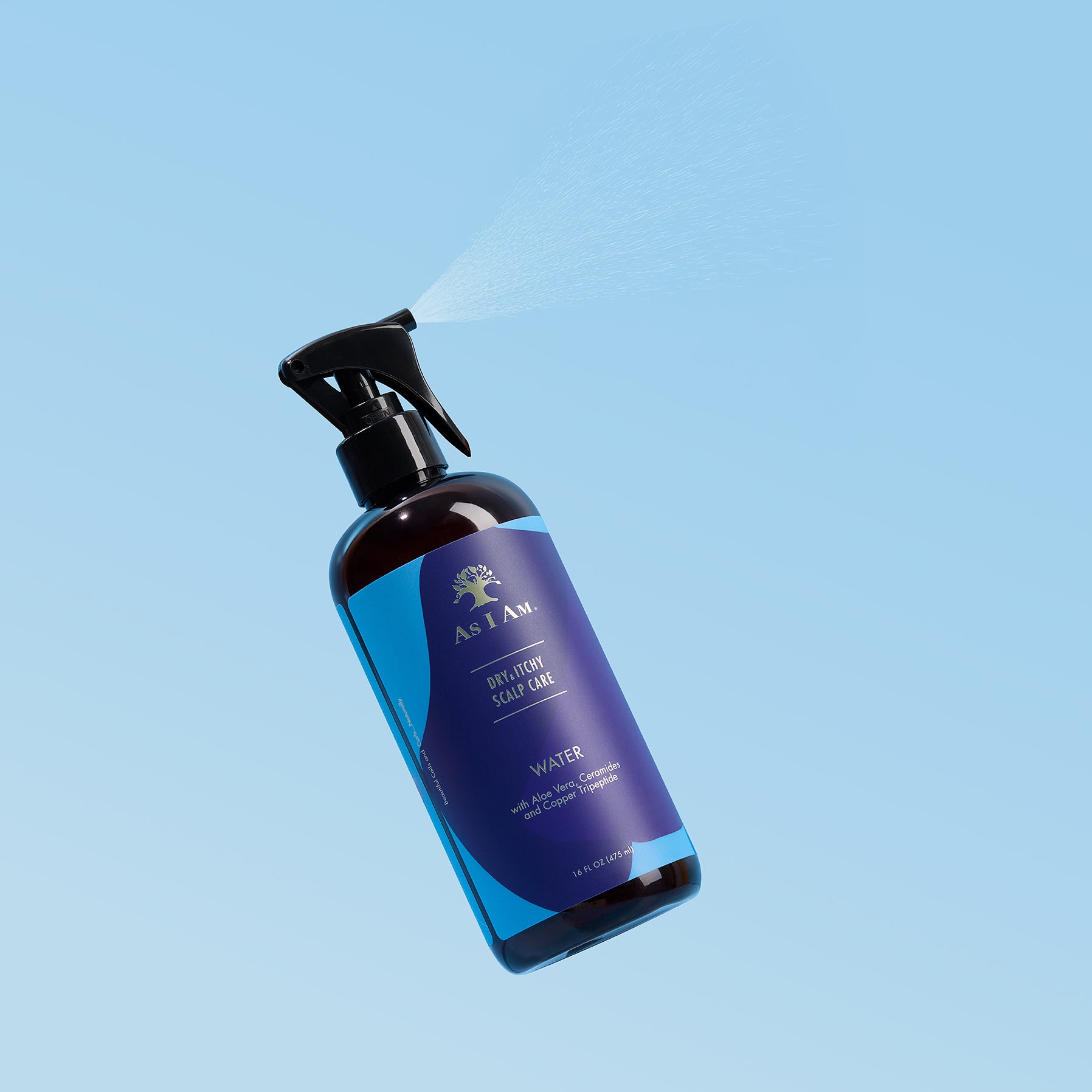 Vaporisateur bleu avec une étiquette sur fond bleu clair