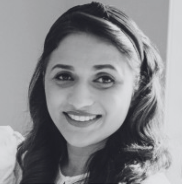 Photo en noir et blanc d'une femme avec un bandeau