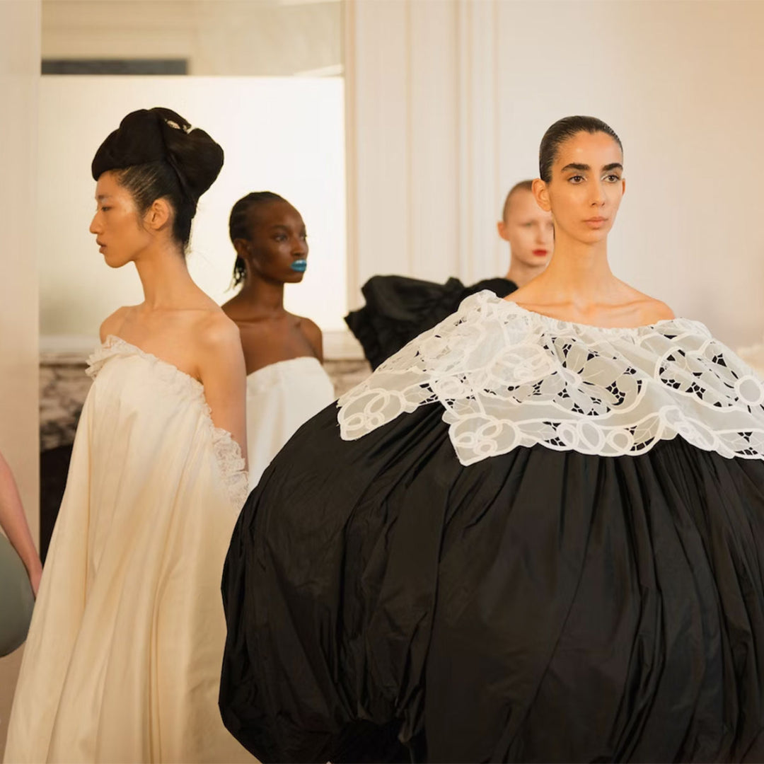 Un guide étape par étape pour réaliser les superbes coiffures du défilé de Caroline Hu lors de la semaine de la mode à Paris. Utilisant les produits As I Am, ce tutoriel met en avant des techniques expertes pour créer des coiffures élégantes, prêtes à défiler, tout en gardant les cheveux sains et nourris.