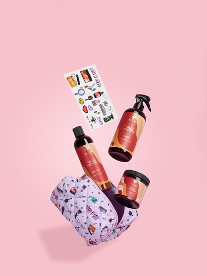 As I Am Jamaican Black Castor Oil set - comprend une pochette de produit et des autocollants de marque, offrant un ensemble amusant et fonctionnel pour renforcer et coiffer les boucles naturelles.