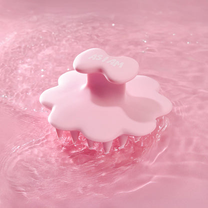 Brosse à cheveux rose sur fond d'eau rose