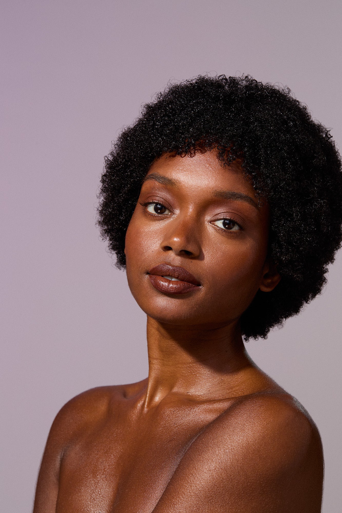 modèle avec cheveux naturels